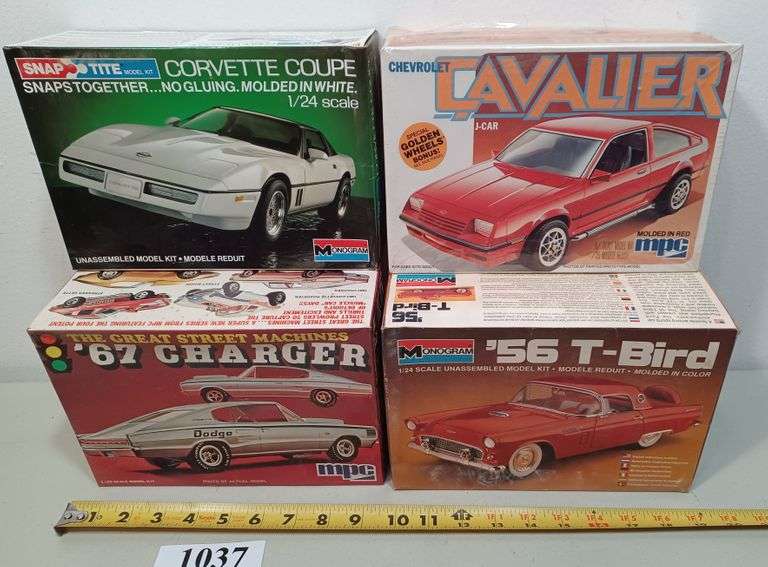 (4) plastic model kits in boxes Mark Van Hook, Auctioneer