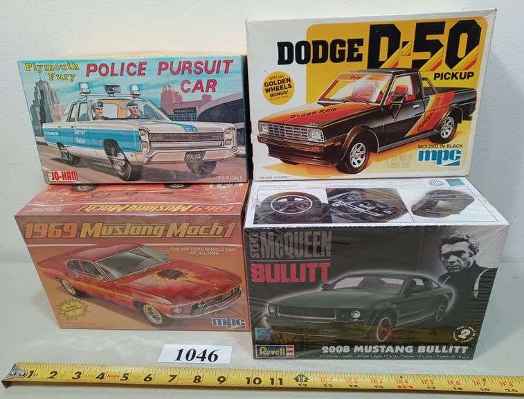 (4) plastic model kits in boxes Mark Van Hook, Auctioneer