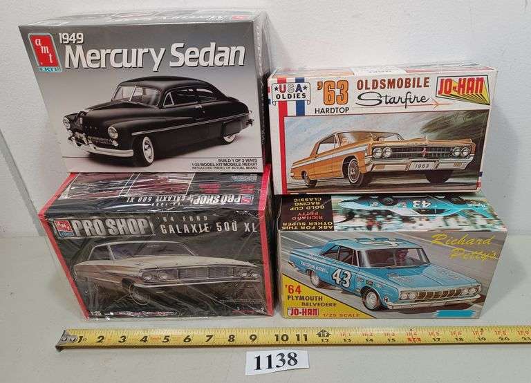(4) plastic model kits in boxes Mark Van Hook, Auctioneer