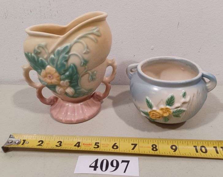 Hull pottery vase, unmarked (Weller?) vase Mark Van Hook, Auctioneer