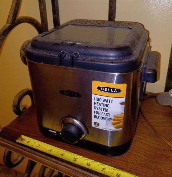 Small Bella deep fryer, appears unused, Chrome clampon lamp Mark Van