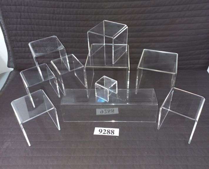 10 plexiglass display stands Mark Van Hook, Auctioneer