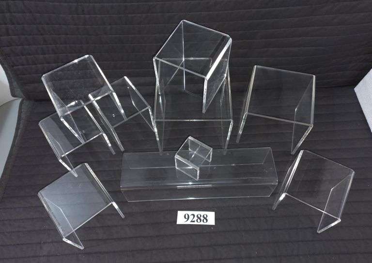 10 plexiglass display stands Mark Van Hook, Auctioneer
