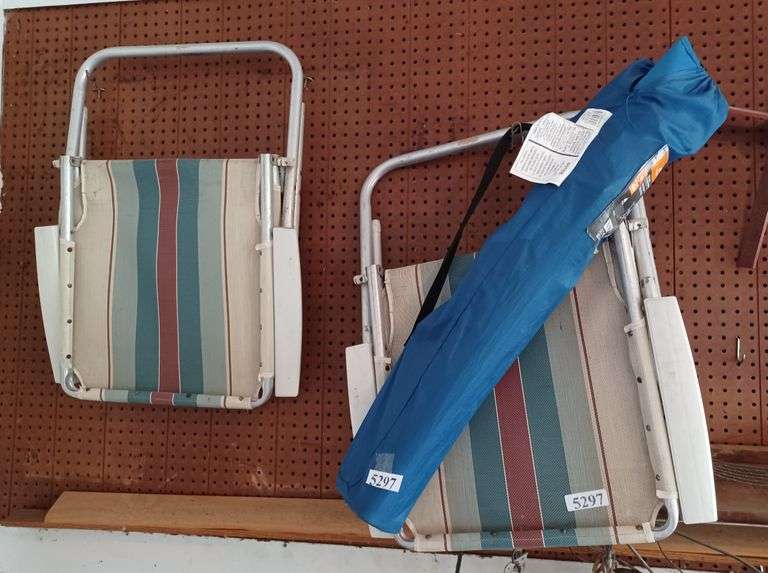 Two vintage lawn chairs, bag chair Mark Van Hook, Auctioneer