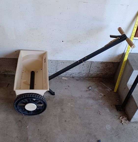Ortho drop spreader. Mark Van Hook, Auctioneer