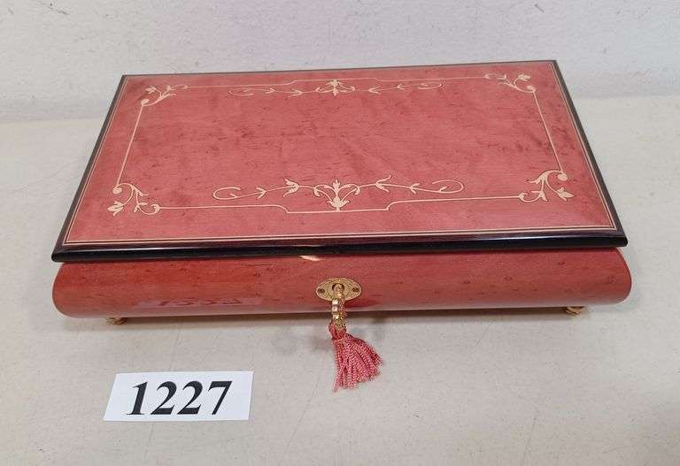 San Francisco Music Box and Gift Company musical dresser box / jewelry