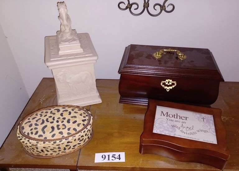 Wood jewelry box with key, Mother musical jewelry box, horse head