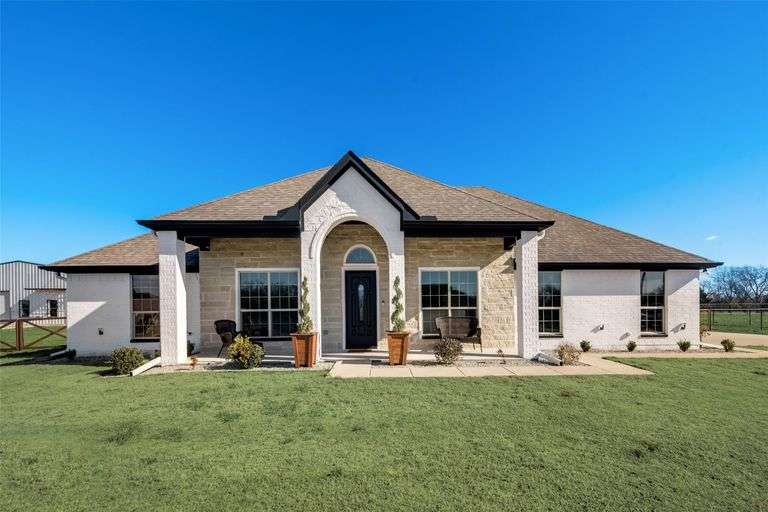 Texas horse properties, brick and stone houses, Fannin County, online land auction, real estate auction, Myers Jackson, America's Auctioneer TDLR 17057