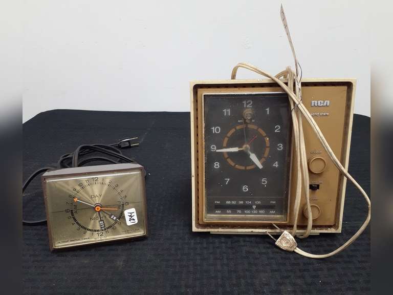 RCA Model RWS 444Y Clock Radio & Westclox Electric 24 Hour Switch Timer clock powered on