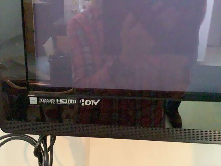 32” Vizio Flat Screen TV and wall mount. Has slight chip on top left