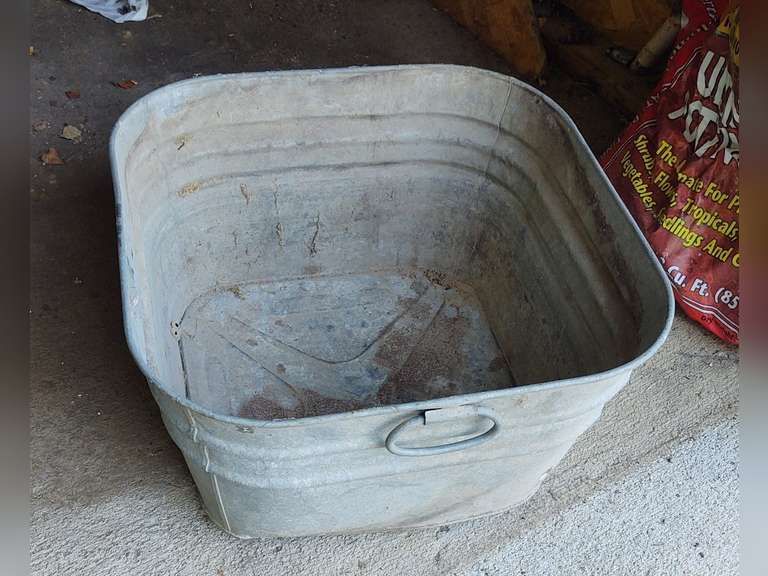 Square galvanized tub. Northern Kentucky Auction, LLC