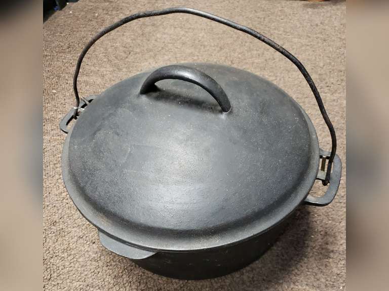 Wagner Ware 1268 cast iron dutch oven w/bail & lid