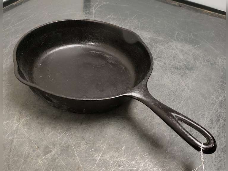 Cast iron skillet, no markings Northern Kentucky Auction, LLC
