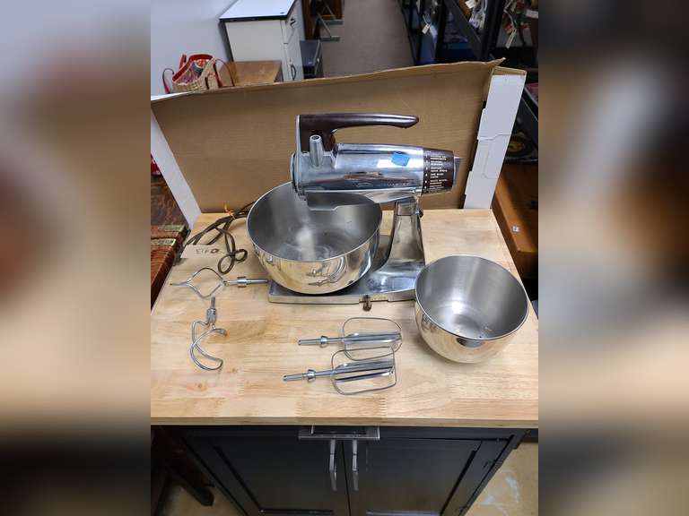 Sunbeam Mixmaster. Turns on.