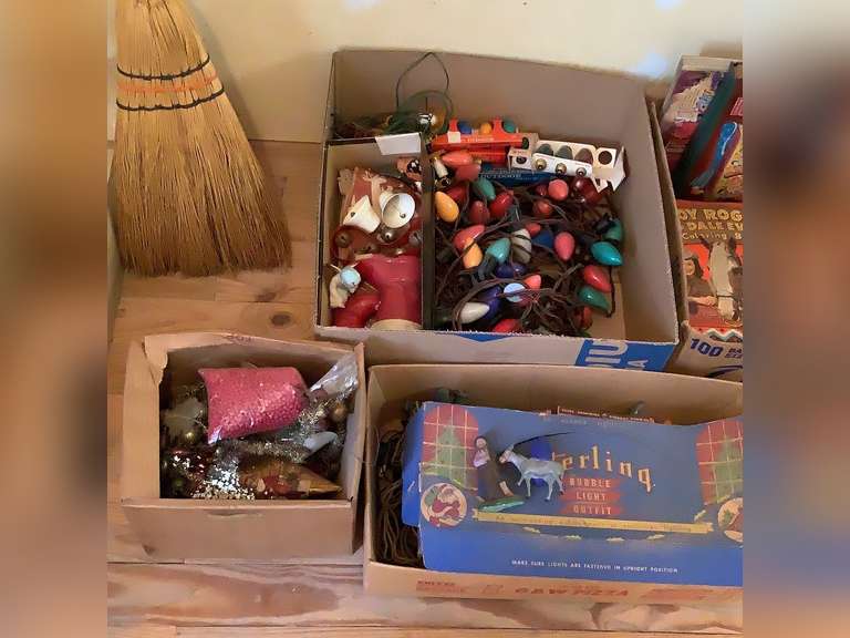 Vintage Christmas light and some decorations.