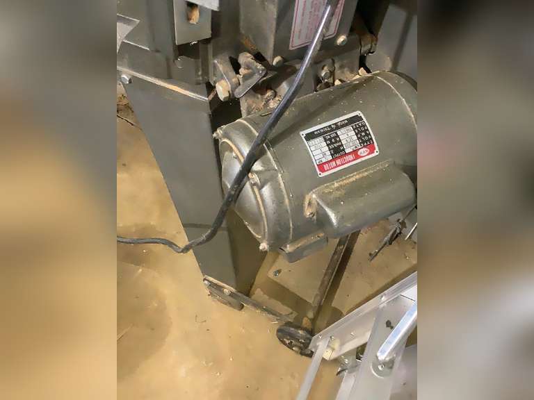 Cummins Mack Metal Cutting Band Saw and Band Saw blades. Worked when tested.