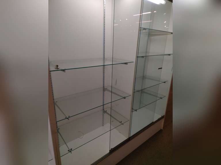 Wall lighted Showcase, double glass locking doors, 7 adjustable glass