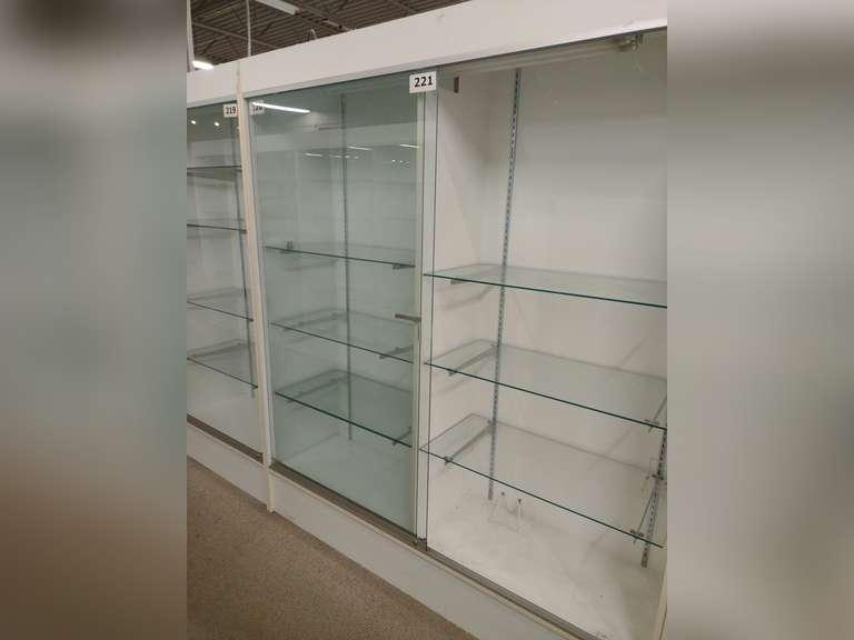 Wall lighted Showcase, double glass locking doors, 6 adjustable glass