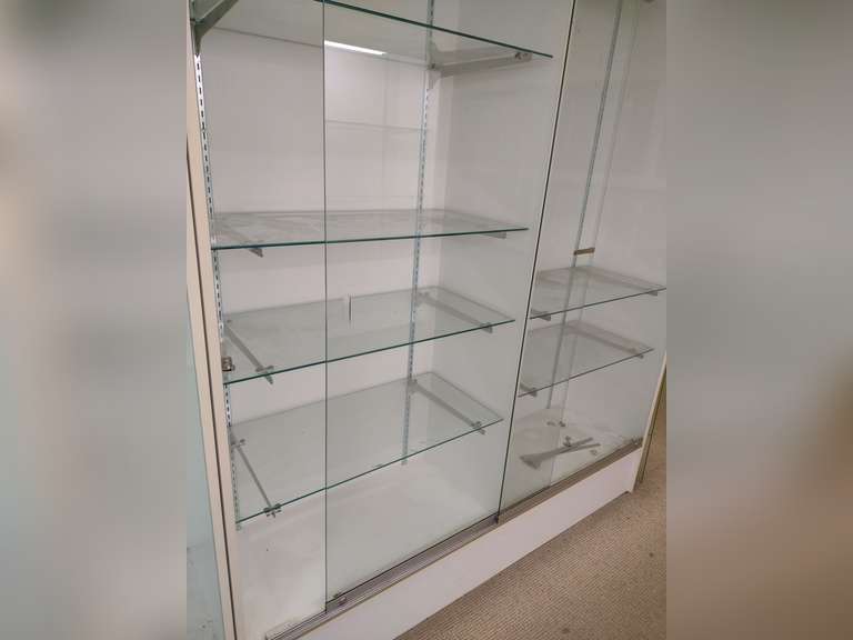 Wall lighted Showcase, double glass locking doors, 8 adjustable glass