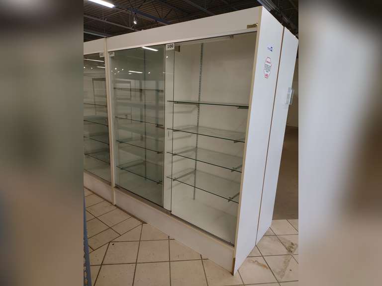 Wall lighted Showcase, double glass locking doors, 8 adjustable glass