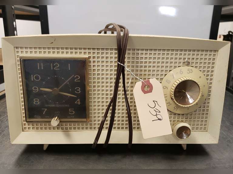 General Electric clock radio model C402a untested