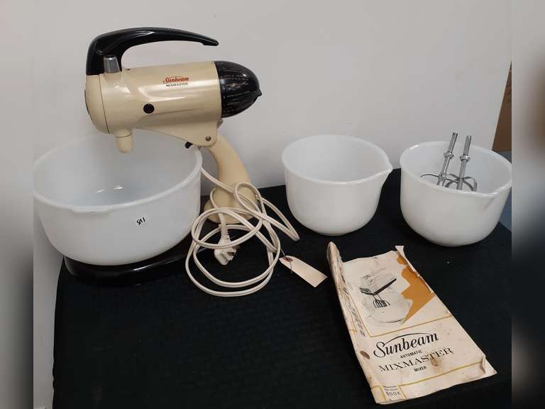 1965 Sunbeam Automatic Mixmaster Mixer with 1 Large Bowl, 2 Smaller