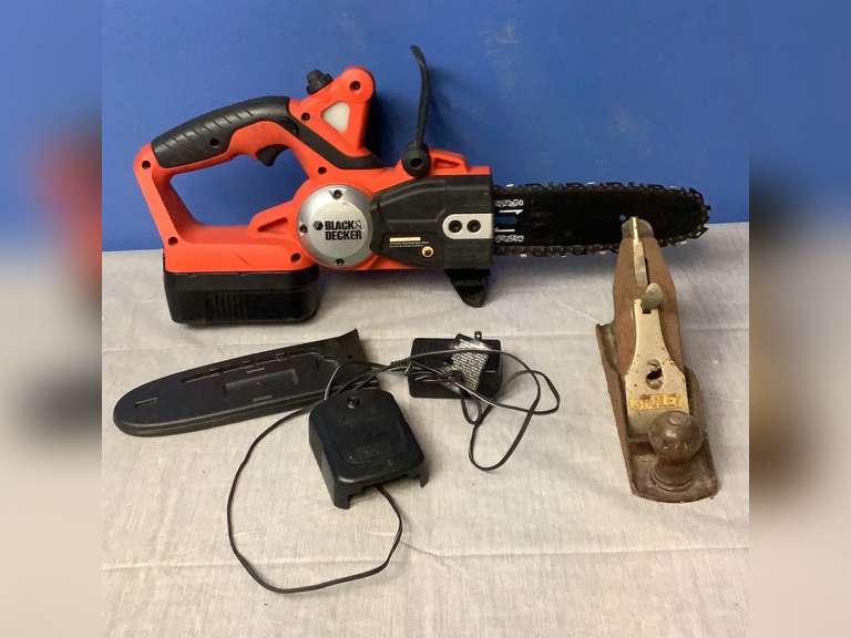 Black & Decker 18V chain saw with charger and battery. Worked when