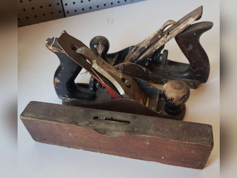 2 Antique hand planers and a wood level (G)