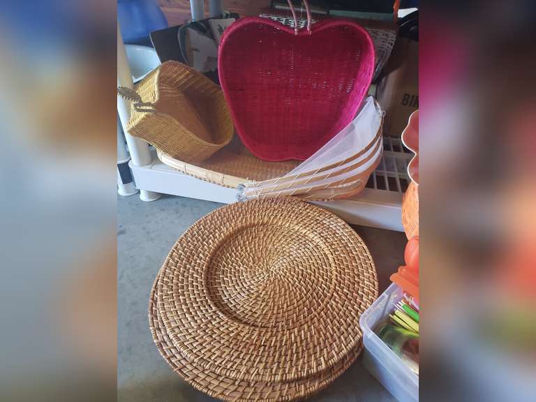 Picnic/party supplies Northern Kentucky Auction, LLC