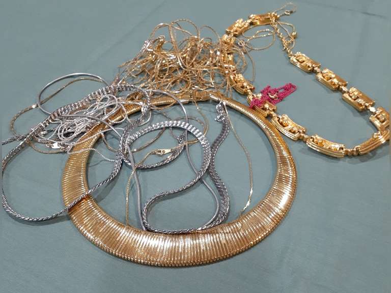 Assorted Goldtone/Silvertone Jewelry (LR)