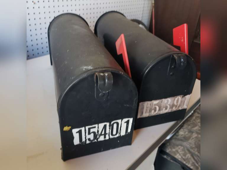 2 Metal mailboxes (G)