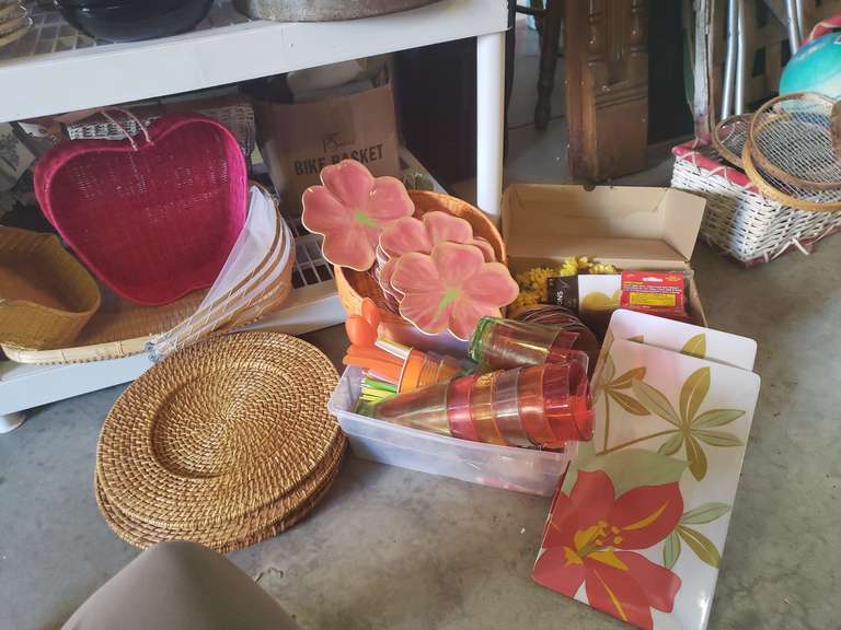 Picnic/party supplies Northern Kentucky Auction, LLC