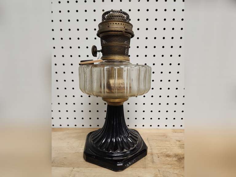 Aladdin oil lamp Northern Kentucky Auction, LLC
