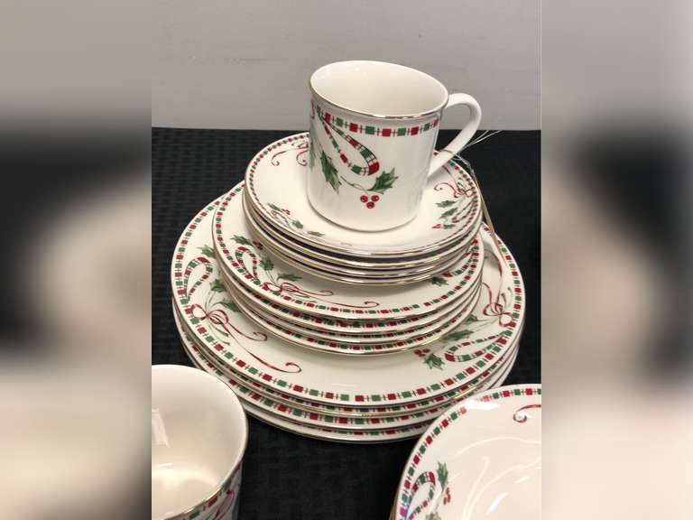 Gibson Festive Traditions Christmas Holly Pattern Dinnerware Set of 8