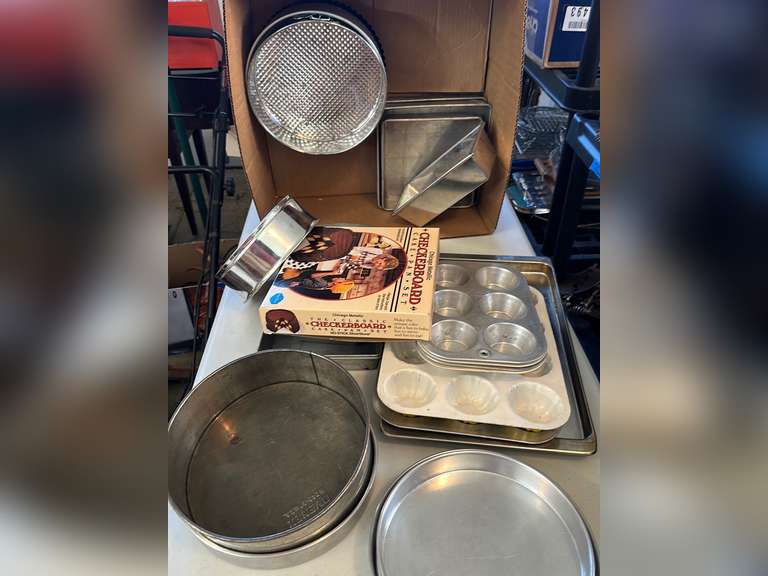 Baking pans Northern Kentucky Auction, LLC