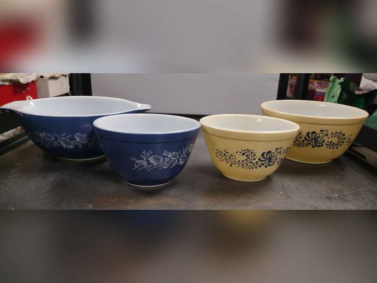4 Pyrex mixing bowls. Northern Kentucky Auction, LLC