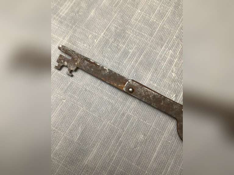 Folding skeleton keys and 1 regular. Northern Kentucky Auction, LLC