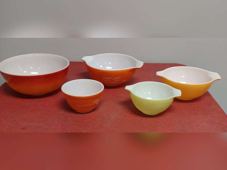 5 Pyrex mixing bowls.