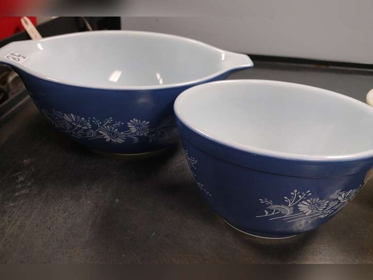 4 Pyrex mixing bowls. Northern Kentucky Auction, LLC