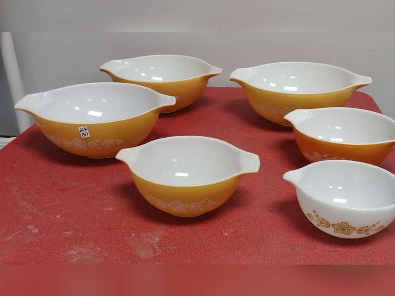 6 Pyrex mixing bowls.