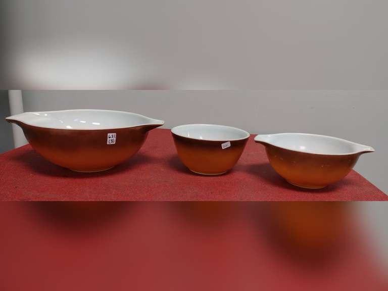 3 Pyrex mixing bowls.