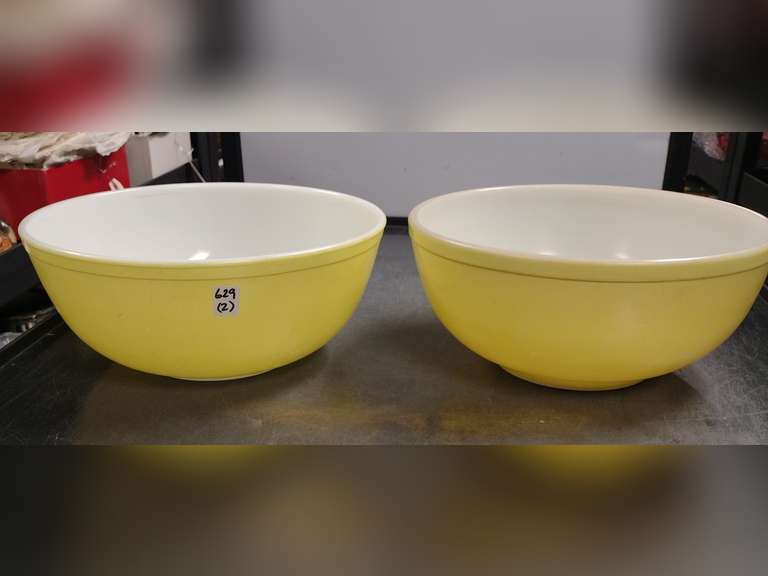 2 Pyrex mixing bowls.