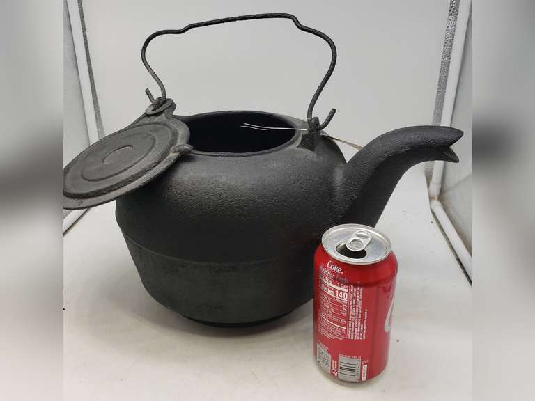 Gate marked cast iron kettle Northern Kentucky Auction, LLC