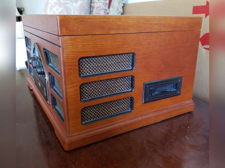 Crosley AM/FM radio, CD and turntable