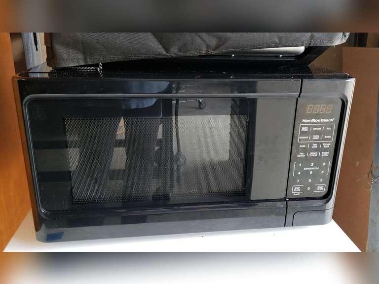 Hamilton Beach 1000 watts microwave, 21x15x12in. Working.