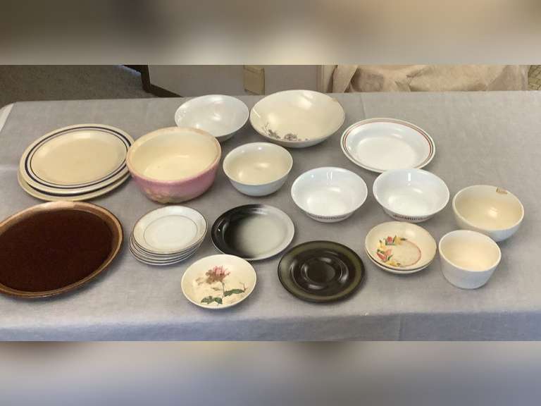Miscellaneous bowls, saucers and plates.