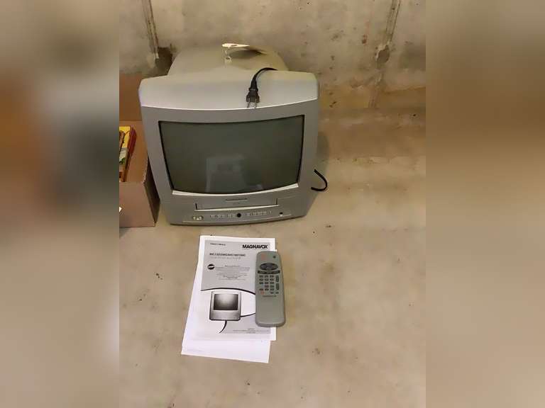 13 Inch Magnavox color TV with builtin VCR with remote. Works