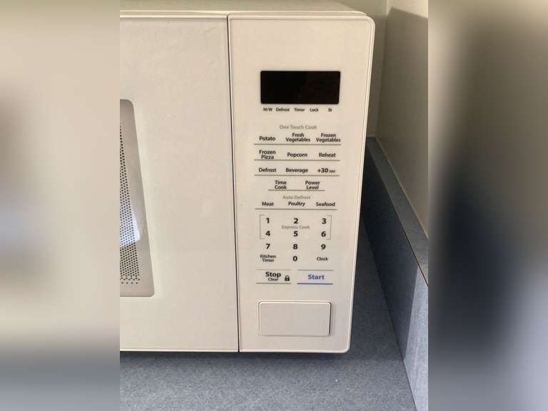 Sharp Carousel 1000 watt microwave . Glass turntable, model SMC1131CW