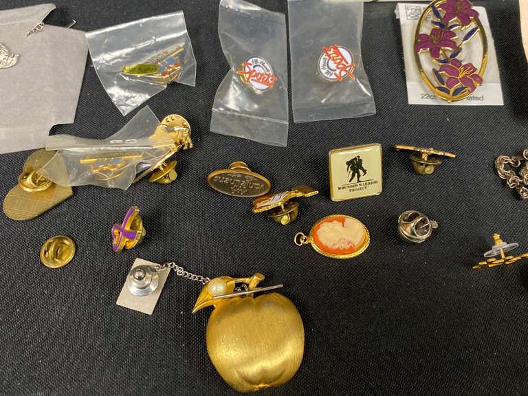 Assortment of pins - Northern Kentucky Auction, LLC