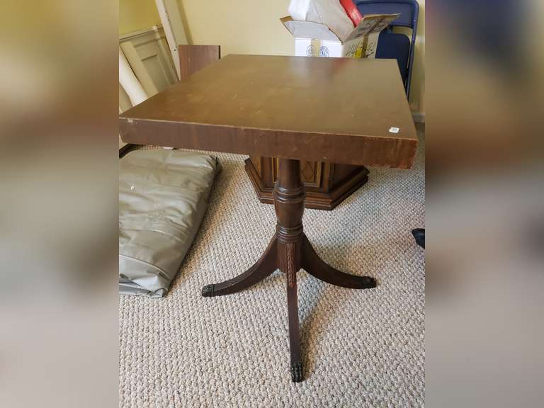 Claw foot pedestal table, 22x20x29in Northern Kentucky Auction, LLC